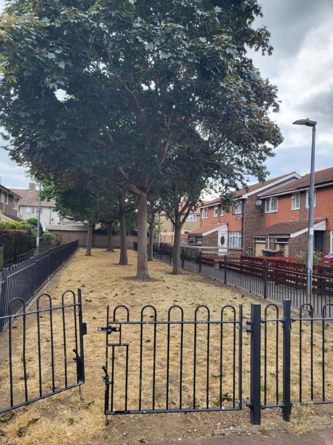 Crane Home In Dagenham With Free Wi Fi Екстериор снимка