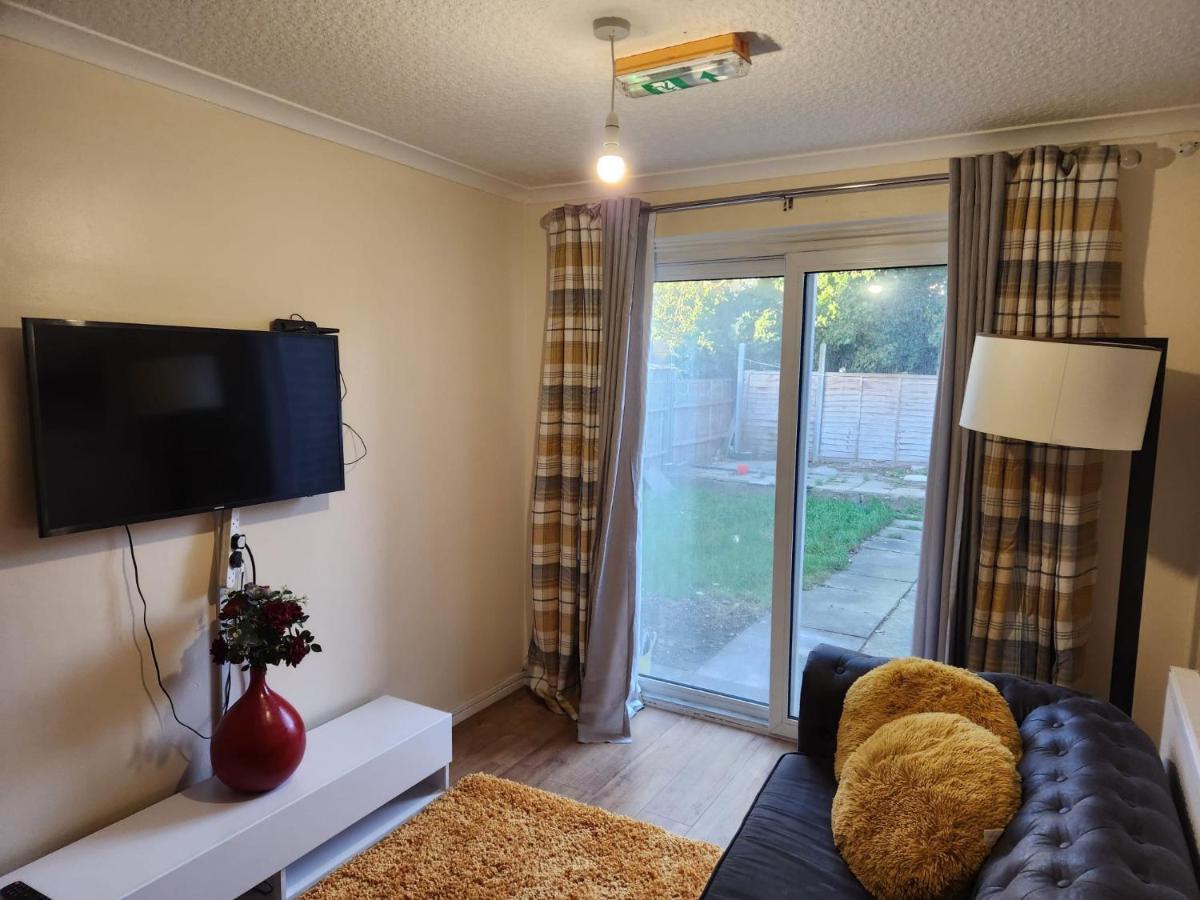 Crane Home In Dagenham With Free Wi Fi Екстериор снимка